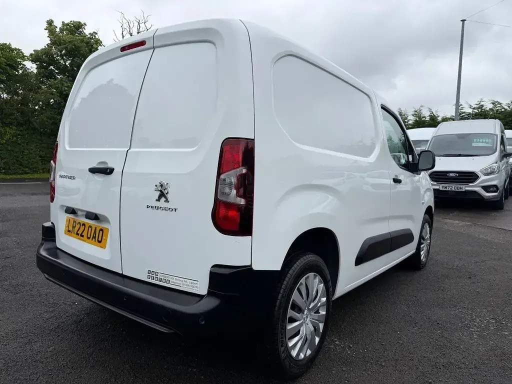Used Peugeot Partner Premium 100 HP (73 kW) 2022 White MPV