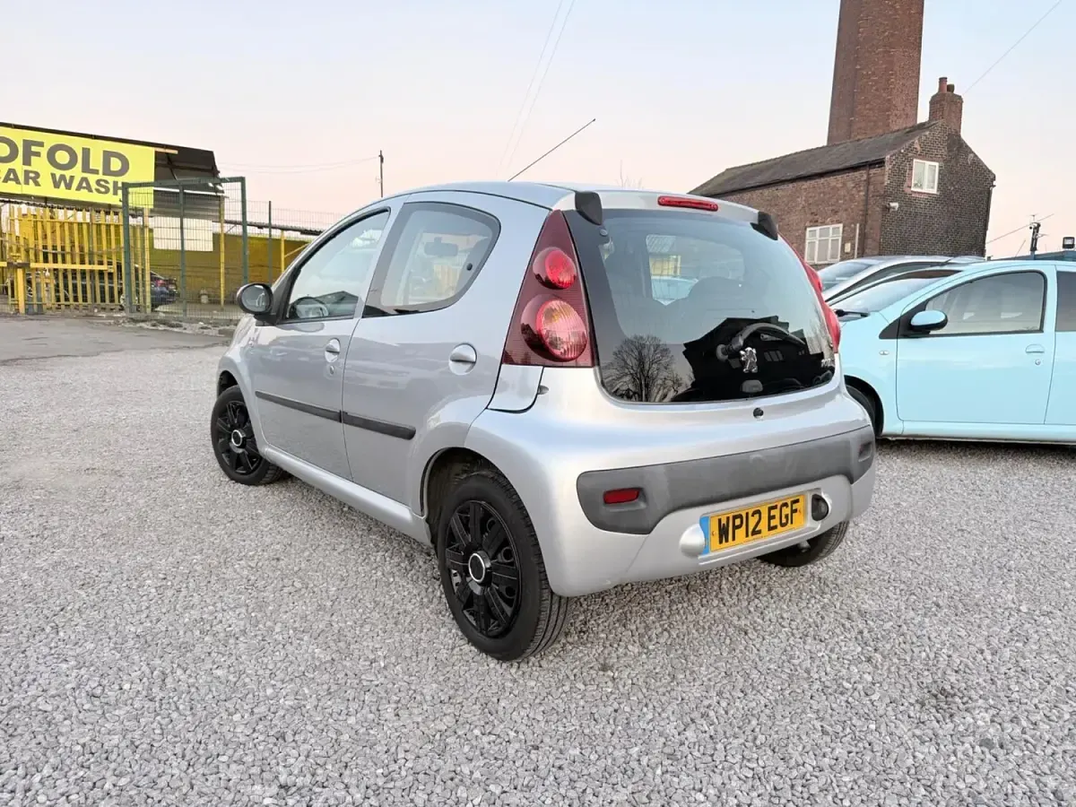 Used Peugeot 107 Active 68 HP (50 kW) 2012 Silver Hatchback