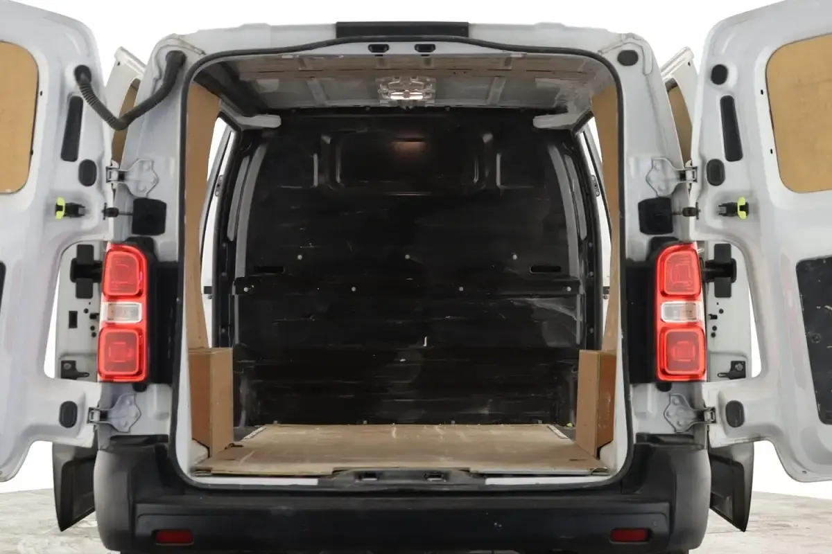 Used Vauxhall Vivaro 100 HP (73 kW) 2022 White MPV