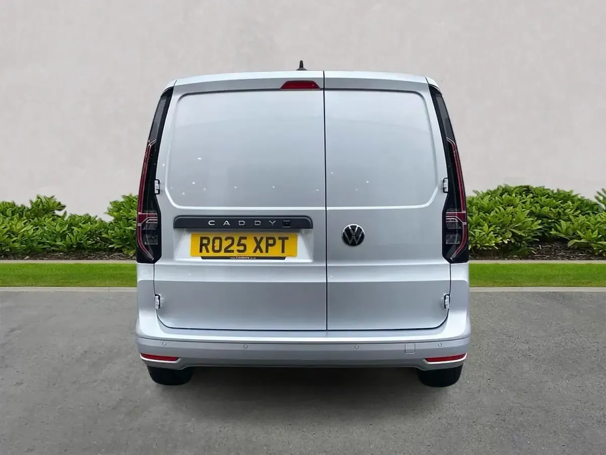 Usado VW Caddy Pro 102 HP (75 kW) 2025 Prateado Monovolume