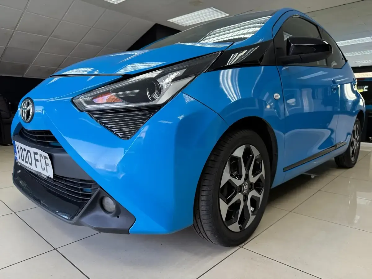 Usado Toyota Aygo Trend 72 CV (52 kW) 2020 Azul Utilitario