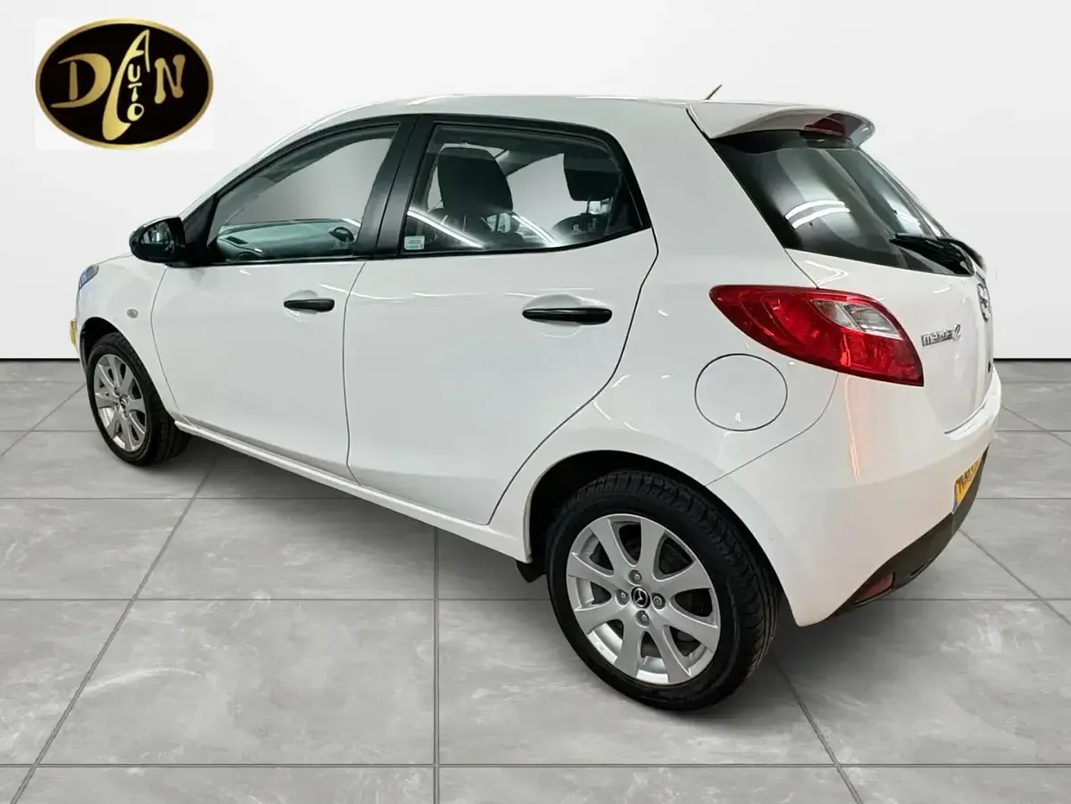 Used Mazda 2 84 HP (61 kW) 2014 White Hatchback