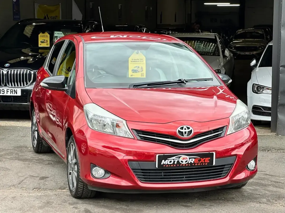 Begagnad Toyota Yaris Multidrive S 2013 Röd Halvkombi