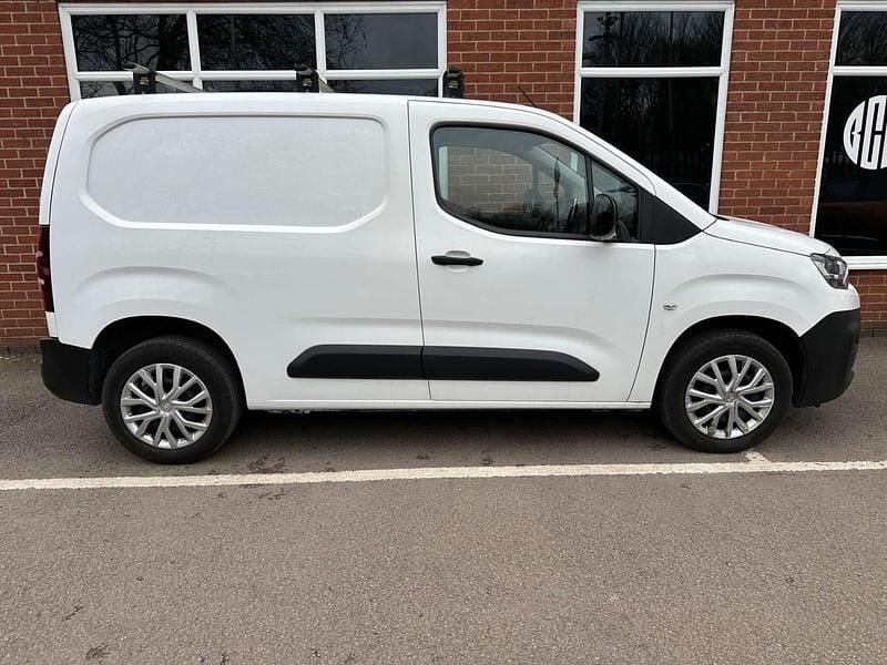 Used Citroën Berlingo 100 HP (73 kW) 2022 White MPV