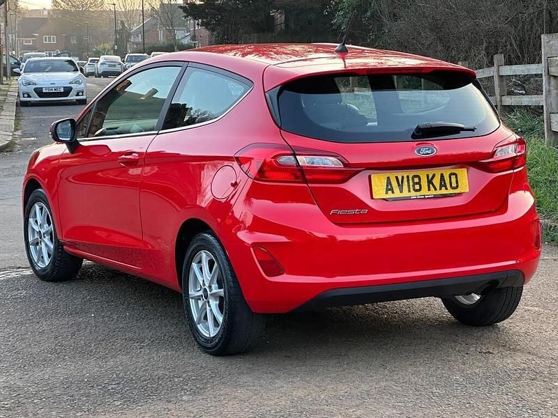 Used Ford Fiesta Zetec 70 HP (51 kW) 2018 Red Hatchback