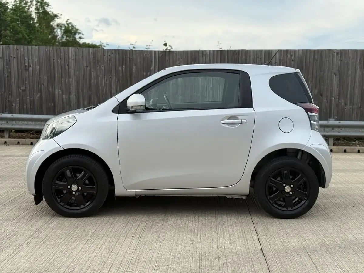 Used Toyota iQ 68 HP (50 kW) 2009 Silver Hatchback