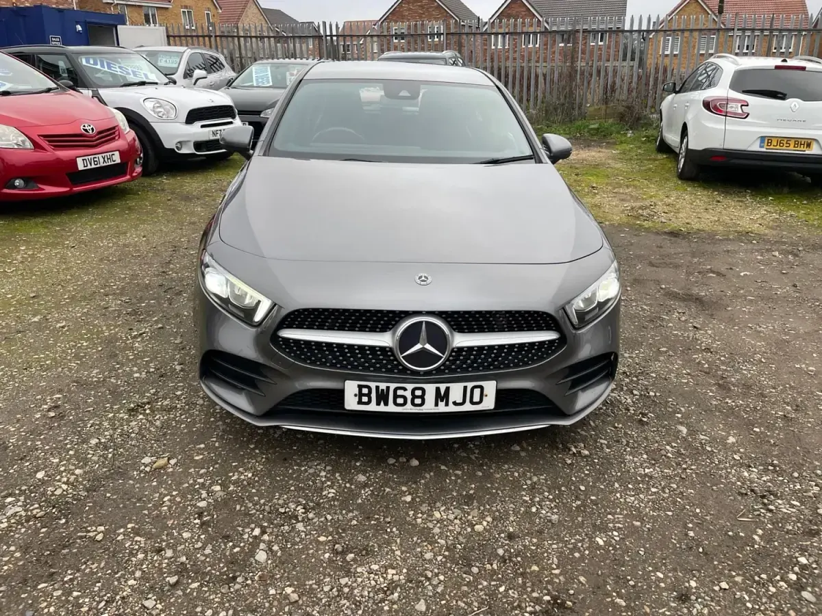 Usado Mercedes A180 AMG line 116 HP (85 kW) 2019 Cinzento Citadino