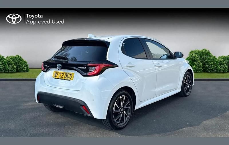 Used Toyota Yaris Hybrid Design 116 HP (85 kW) 2023 Pure white Hatchback