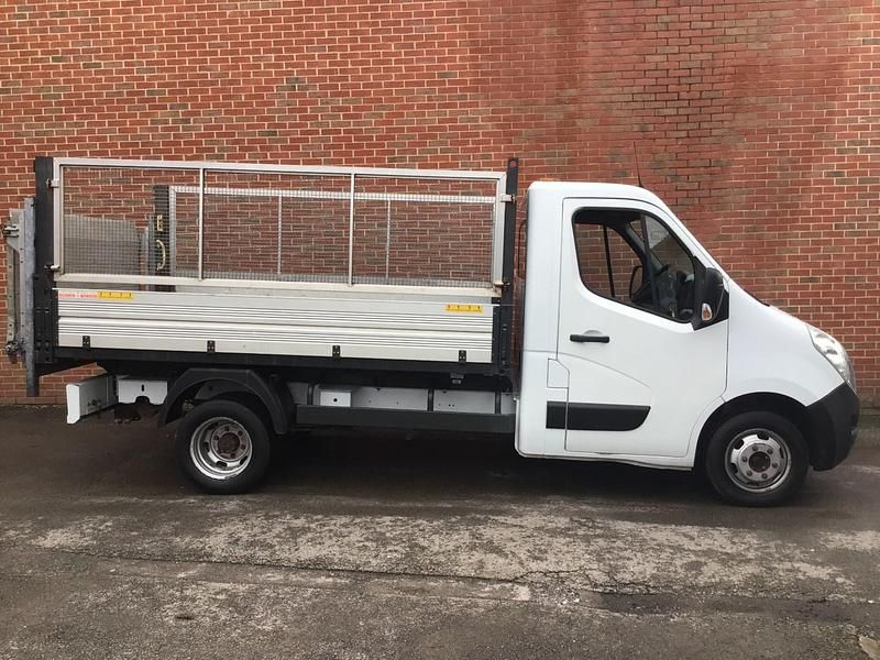 Used Vauxhall Movano 125 HP (91 kW) 2016 White MPV