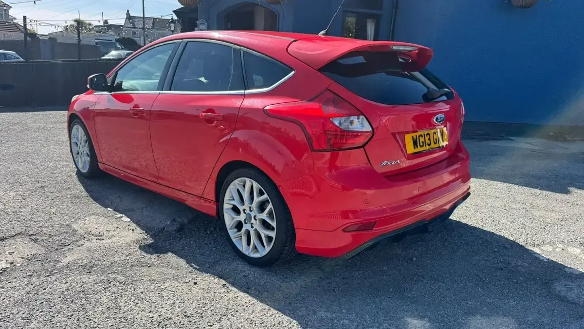 Used Ford Focus Zetec 115 HP (84 kW) 2013 Red Hatchback