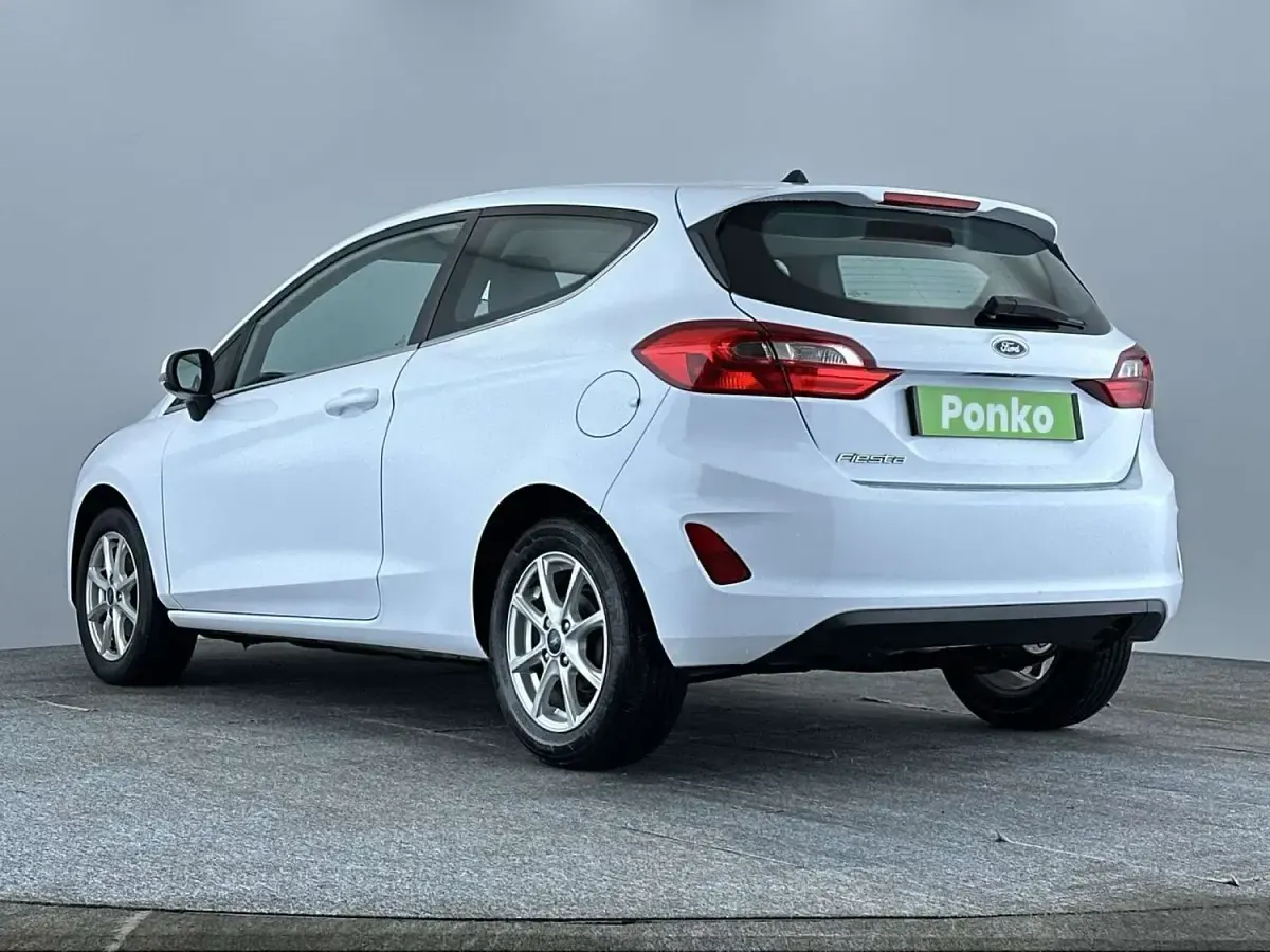 Used Ford Fiesta Zetec 70 HP (51 kW) 2018 White Hatchback