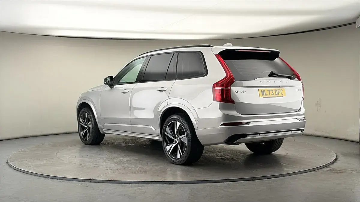 Używany Volvo XC90 Plus 250 KM (183 kW) 2023 Srebrny SUV