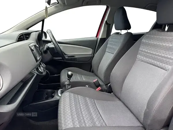 Used Toyota Yaris 99 HP (72 kW) 2016 Red Hatchback