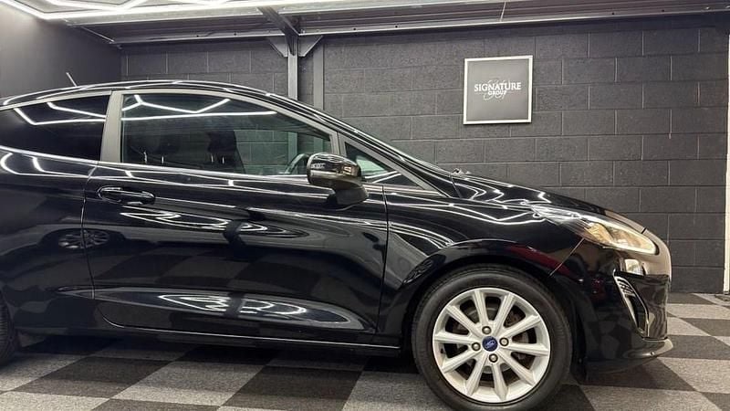 Usado Ford Fiesta Titanium 100 CV (73 kW) 2018 Negro Utilitario
