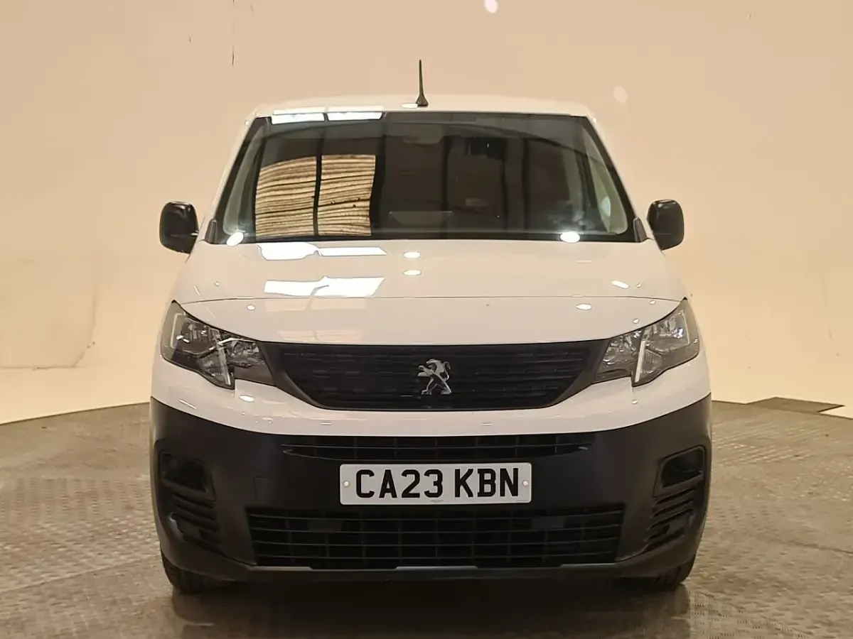 Used Peugeot Partner Premium 100 HP (73 kW) 2023 White MPV
