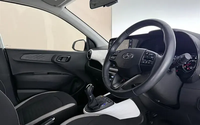 Used Hyundai i10 Premium 67 HP (49 kW) 2023 White Hatchback