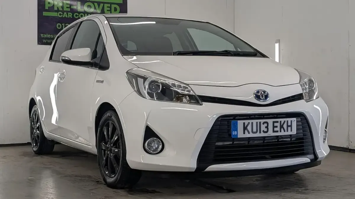 Used Toyota Yaris T4 100 HP (73 kW) 2013 White Hatchback