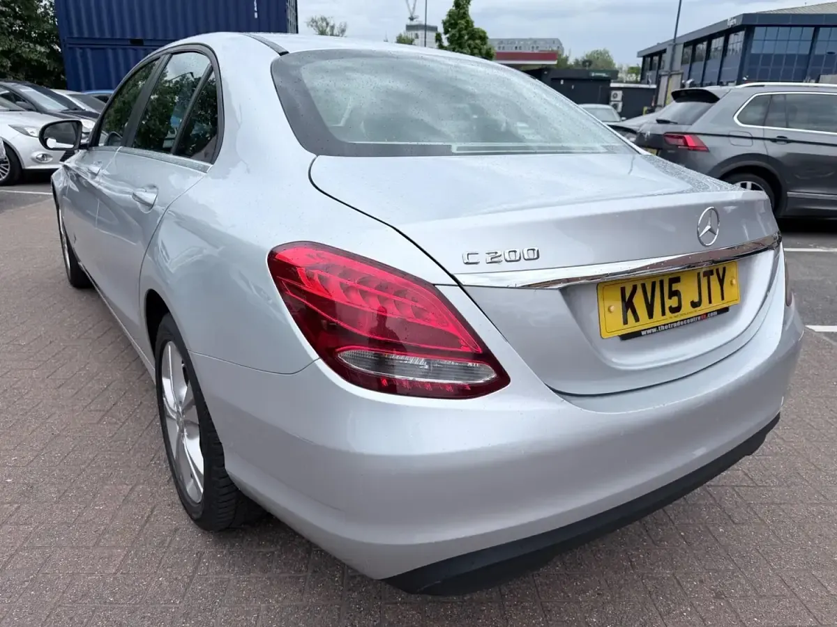 Używany Mercedes C200 Executive 2015 Srebrny Sedan/Limuzyna