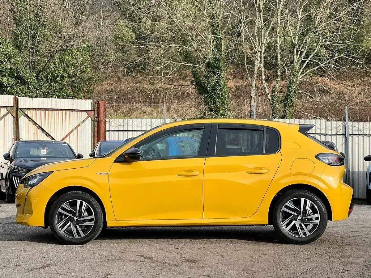 Used Peugeot 208 Allure+ 129 HP (94 kW) 2023 Yellow Hatchback