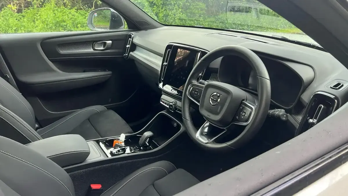 Used Volvo XC40 Plus 197 HP (144 kW) 2025 White SUV