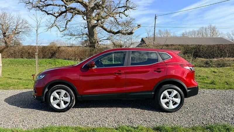 Used Nissan Qashqai Acenta 110 HP (80 kW) 2018 Red SUV