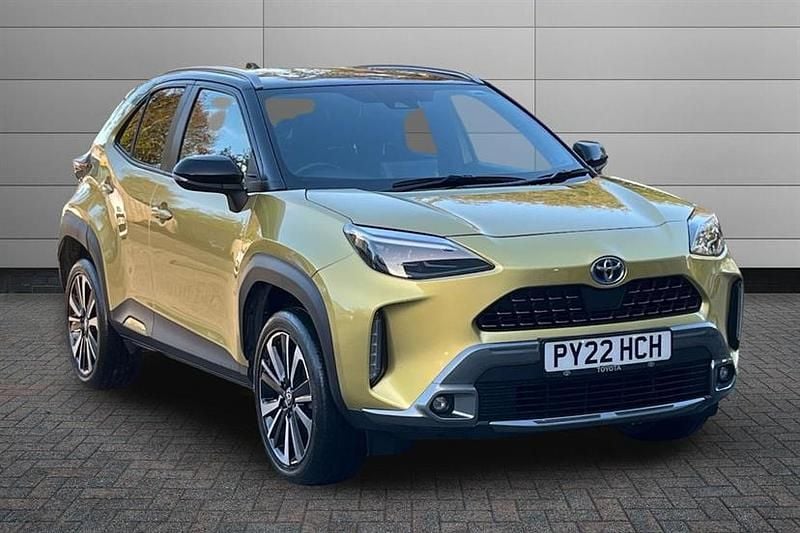 Brass gold with black roof Used 2022 Toyota Yaris Hybrid Edition SUV | £21,595 (A bit pricey) - Image 1/4