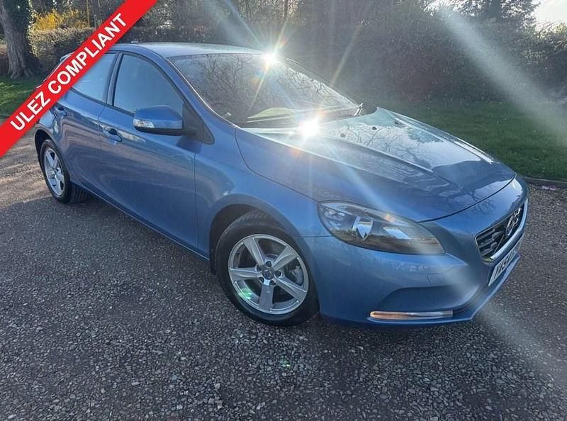 Used Volvo V40 120 HP (88 kW) 2015 Blue Hatchback