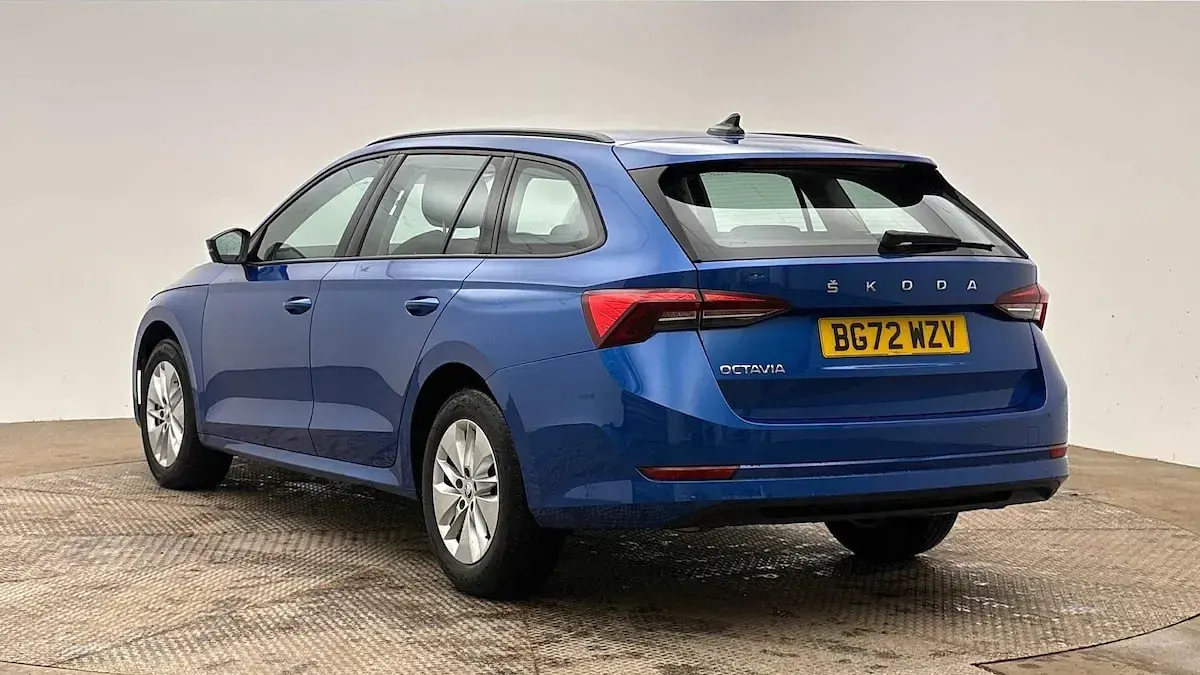 Used Skoda Octavia SE Technology 110 HP (80 kW) 2023 Race blue metallic Estate