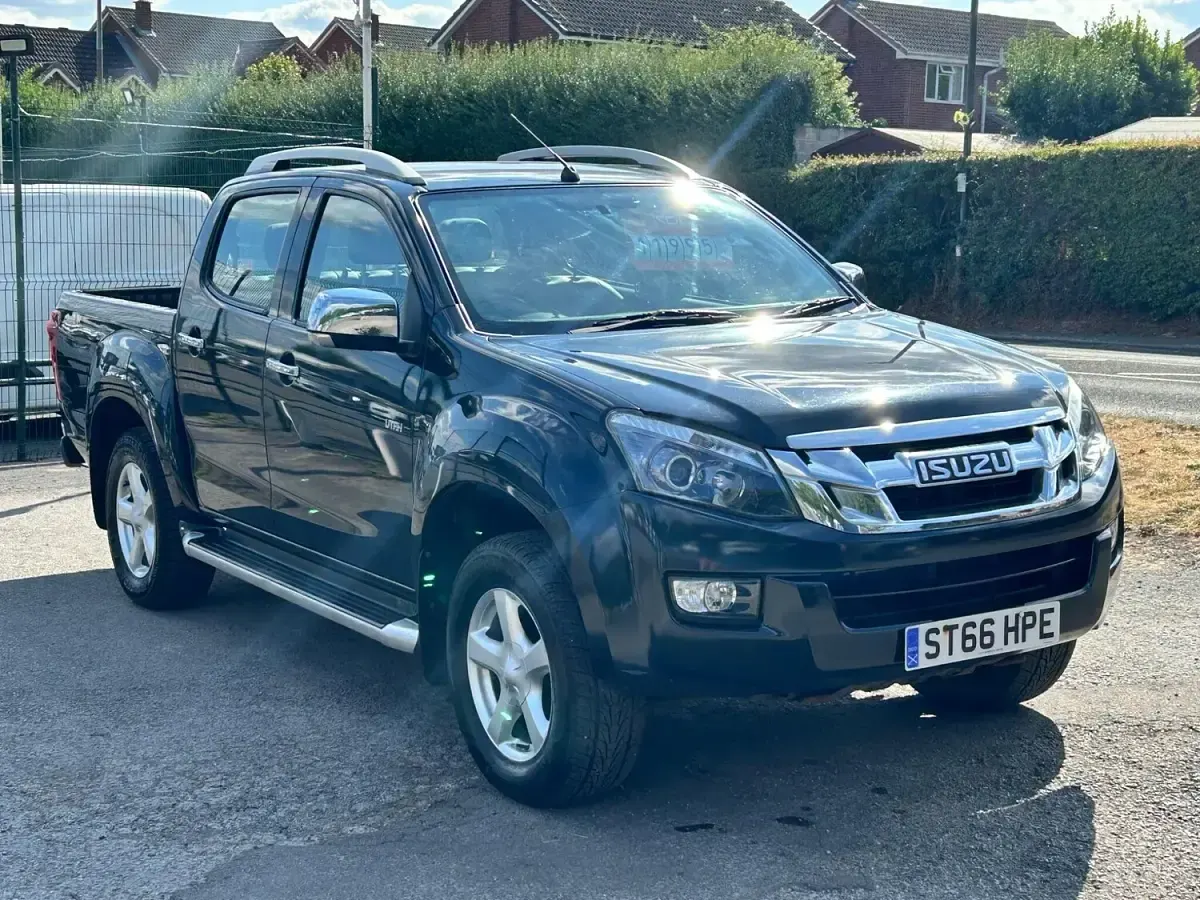 Used Isuzu D-Max 160 HP (117 kW) 2016 Black Pickup