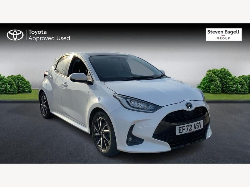 Used Toyota Yaris Hybrid Design 116 HP (85 kW) 2022 White Hatchback