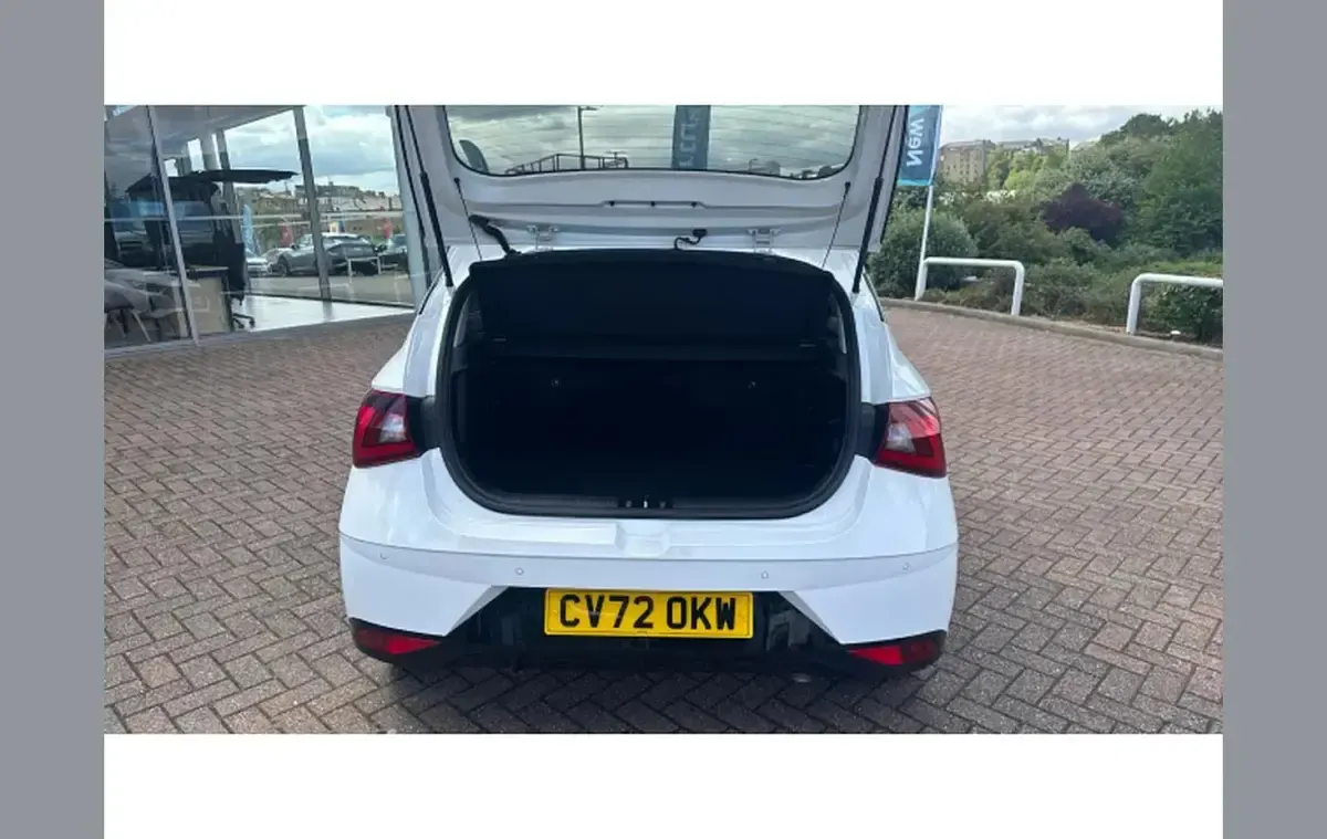 Used Hyundai i20 Premium 100 HP (73 kW) 2022 White Hatchback