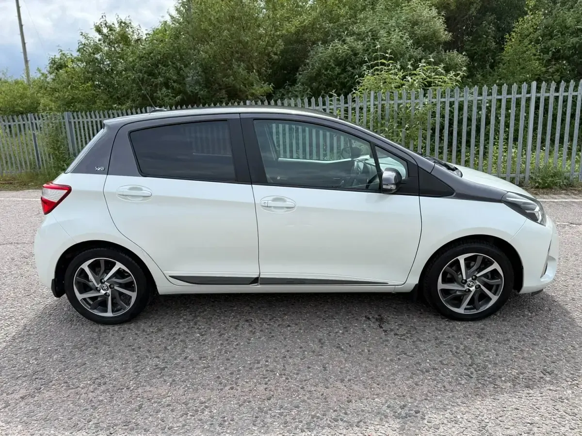 Used Toyota Yaris 107 HP (78 kW) 2019 White Hatchback