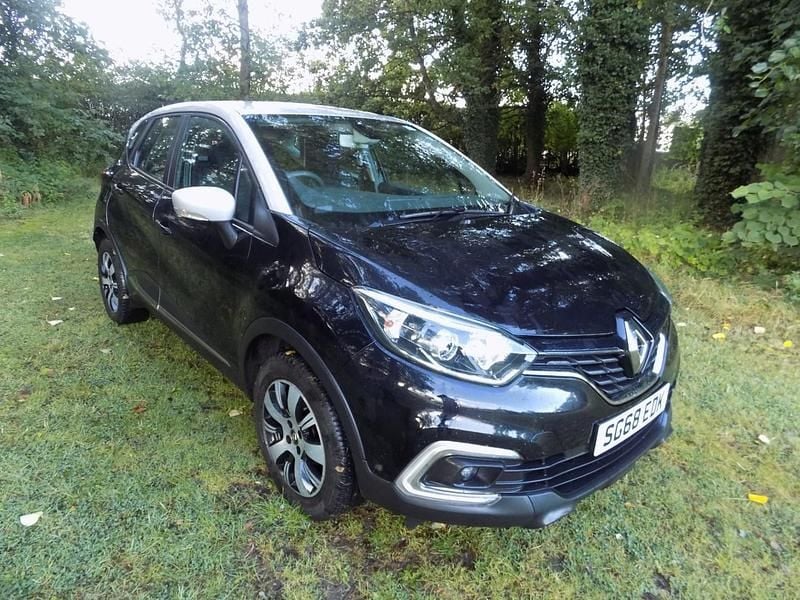 Black Used 2018 Renault Captur Play SUV | £9,895 (A bit pricey) - Image 1/4