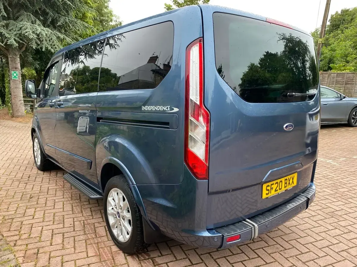 Used Ford Tourneo Titanium 130 HP (95 kW) 2020 Colbolt blue metallic MPV