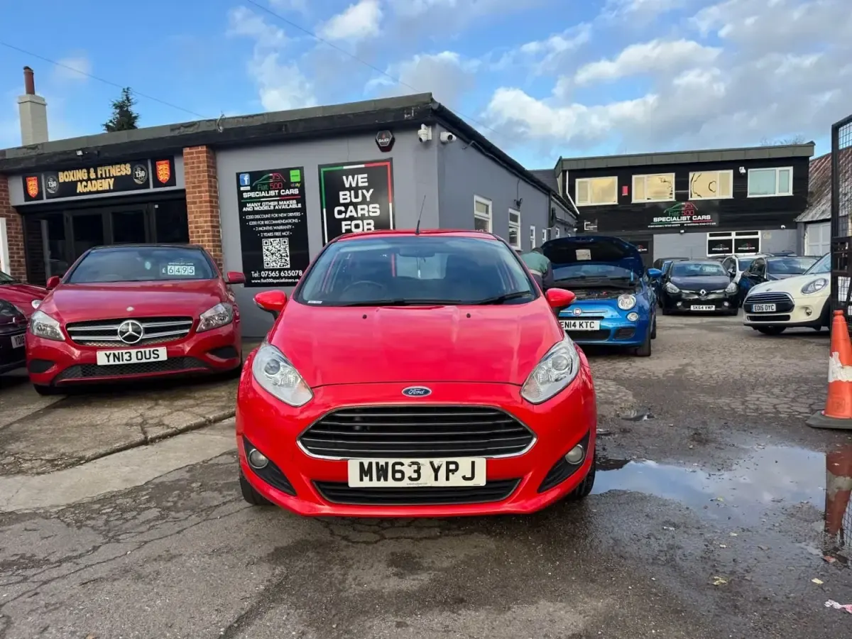 Second-hand Ford Fiesta Zetec 120 CP (88 kW) 2014 Roșu Hatchback