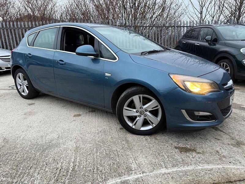 Used Vauxhall Astra SRi 165 HP (121 kW) 2015 Blue Hatchback
