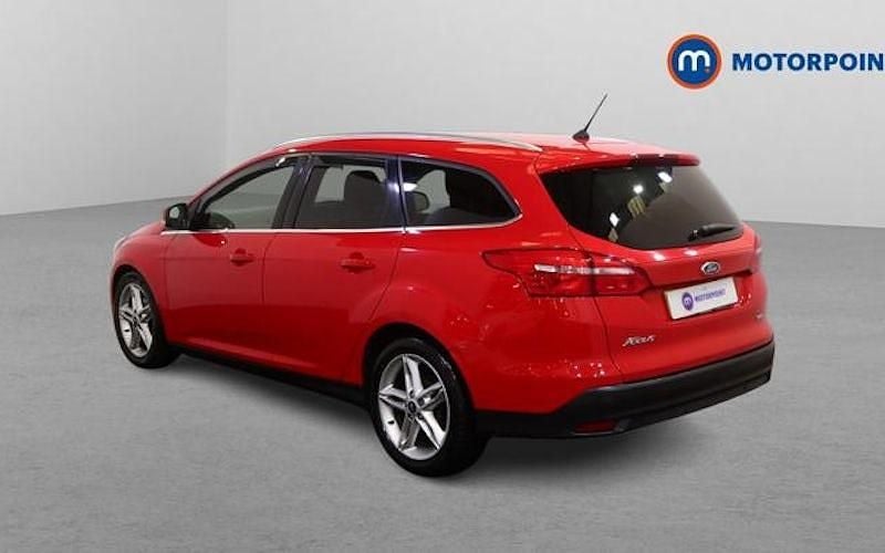 Used Ford Focus Zetec 125 HP (91 kW) 2017 Red Estate