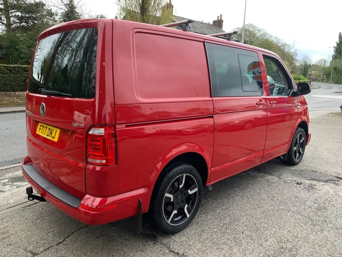 Second-hand VW Transporter Highline 204 CP (150 kW) 2017 Roșu Van