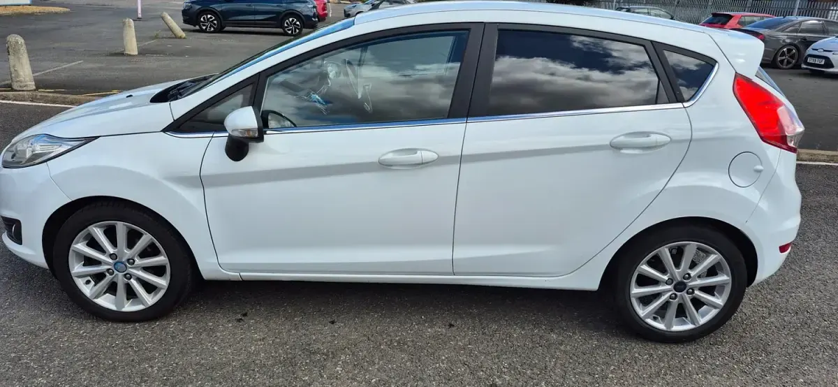 Used Ford Fiesta Titanium 98 HP (72 kW) 2015 White Hatchback