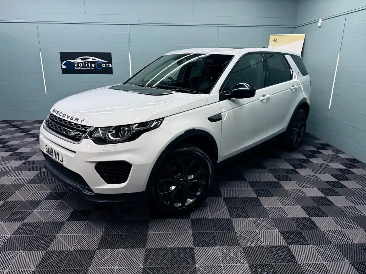 Used Land Rover Discovery 5 Landmark 2019 White SUV