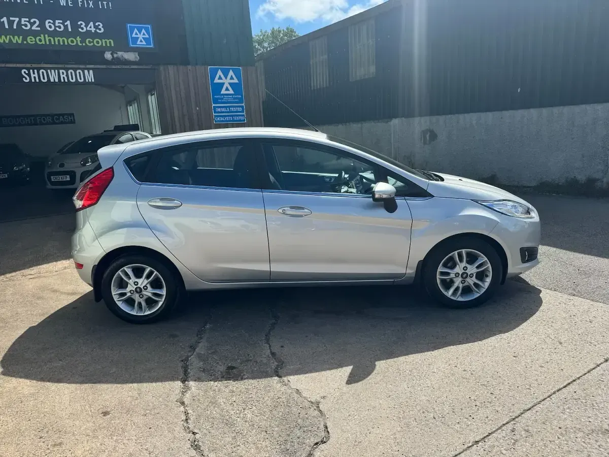 Used Ford Fiesta Zetec 100 HP (73 kW) 2017 Silver Hatchback