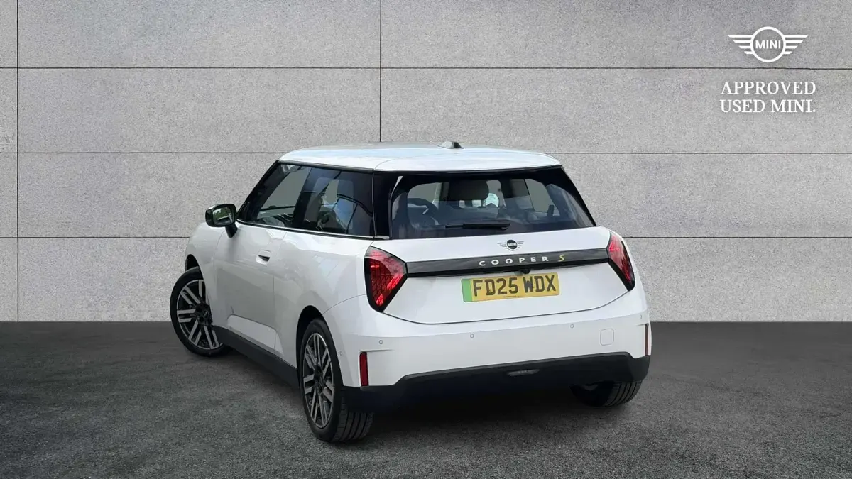 Used Mini Cooper SE Hatch 158 kW (215 HP) 2025 White Hatchback