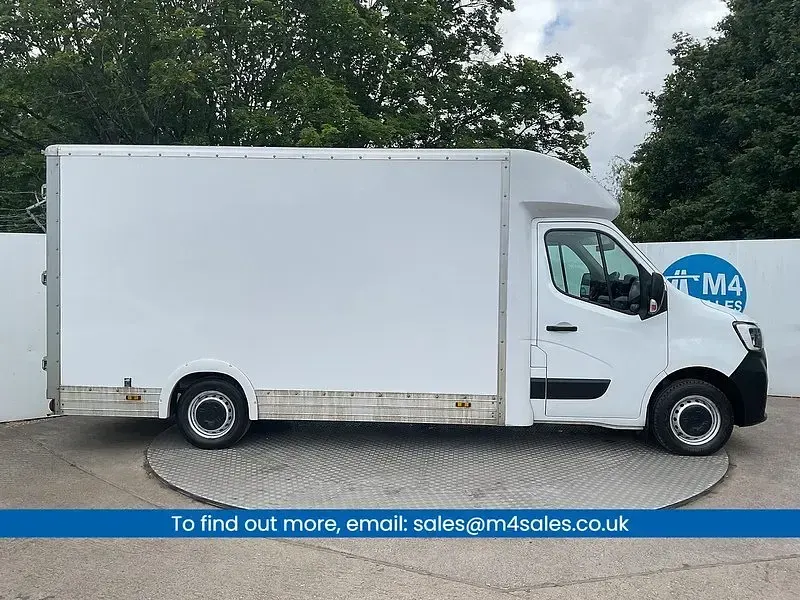 Used Renault Master Business 145 HP (106 kW) 2024 White MPV