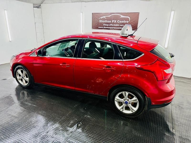 Used Ford Focus Zetec 125 HP (91 kW) 2013 Red Hatchback