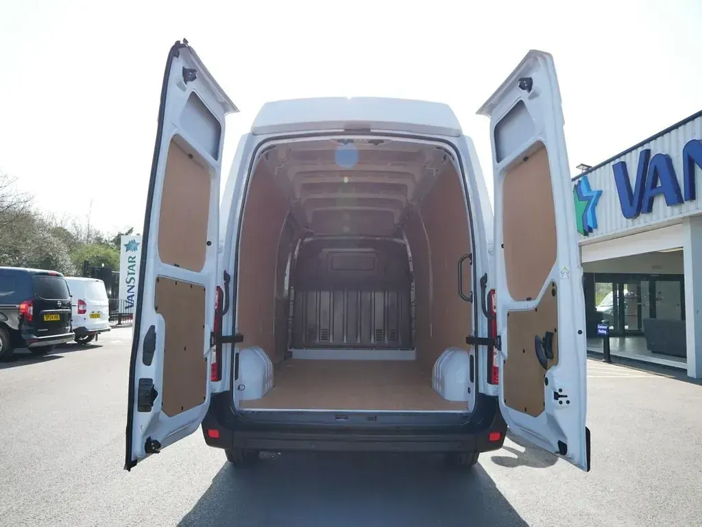 Used Renault Master Business 135 HP (99 kW) 2023 White MPV