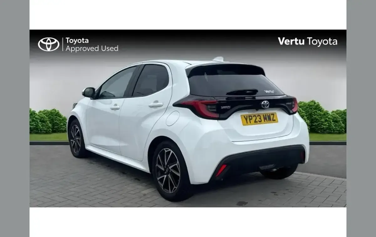 Used Toyota Yaris Design 116 HP (85 kW) 2023 White Hatchback