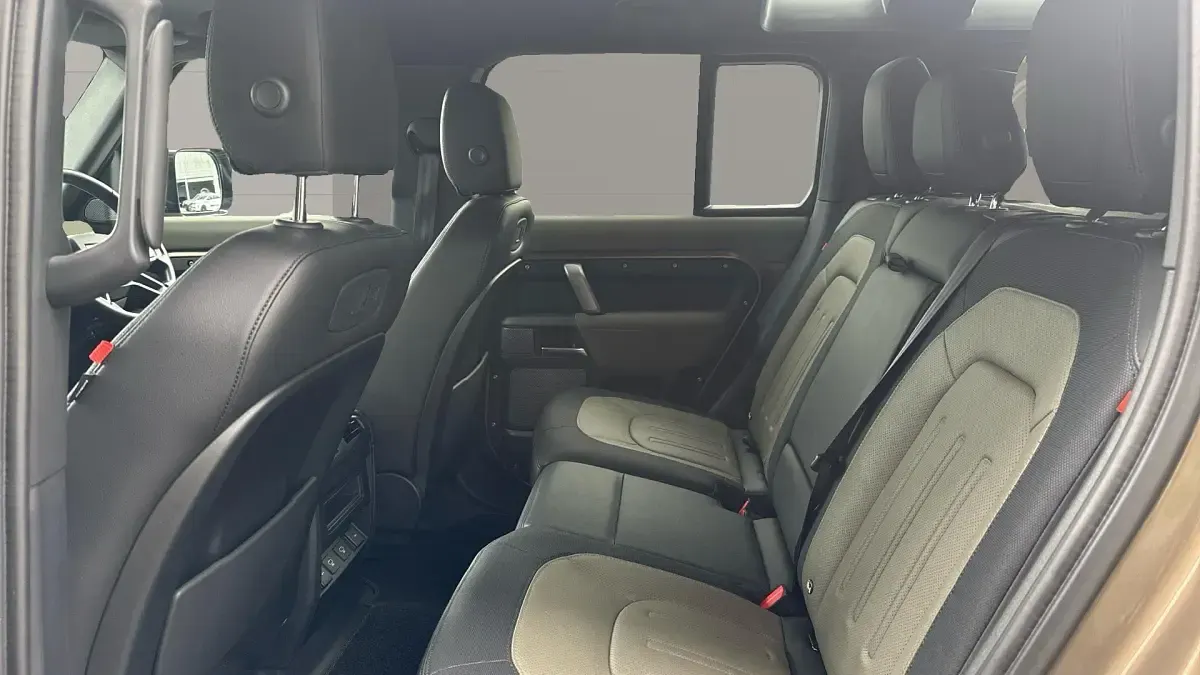 Used Land Rover Defender SE Dynamic 249 HP (183 kW) 2021 Brown SUV
