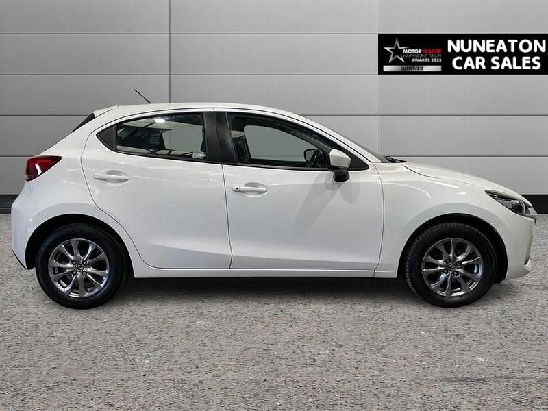 Usado Mazda 2 75 HP (55 kW) 2023 Branco Citadino