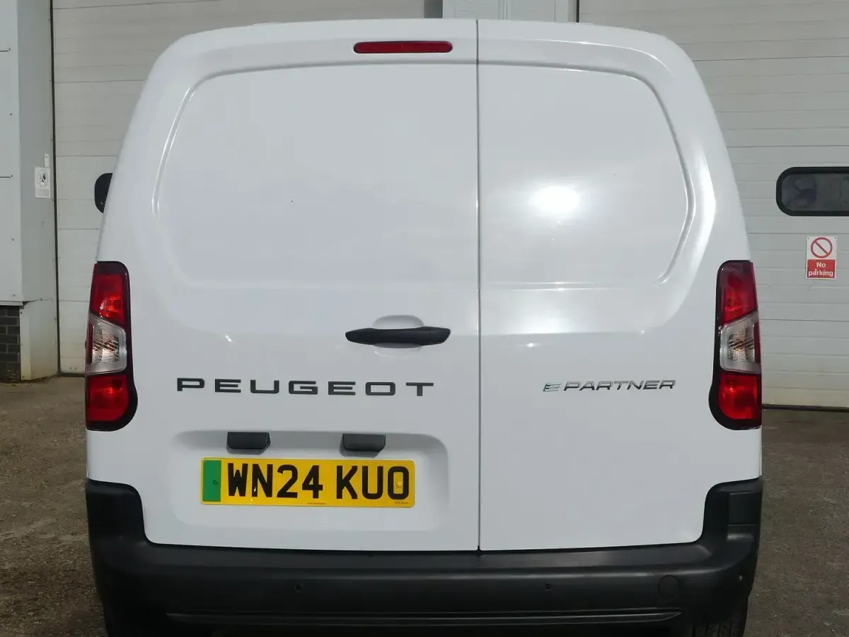 Używany Peugeot E-Partner 100 kW (136 KM) 2024 Biały Minivan