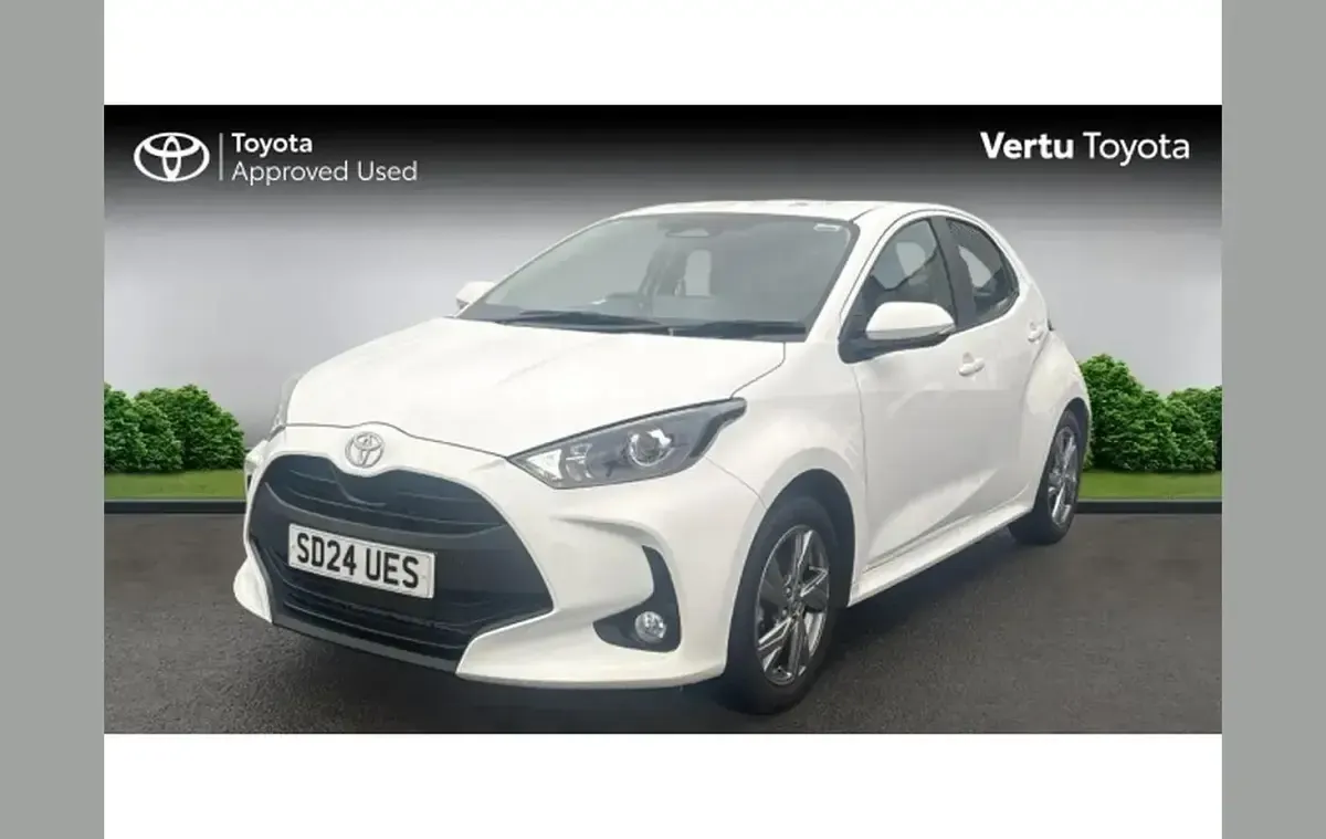 Used Toyota Yaris 113 HP (83 kW) 2024 White Hatchback